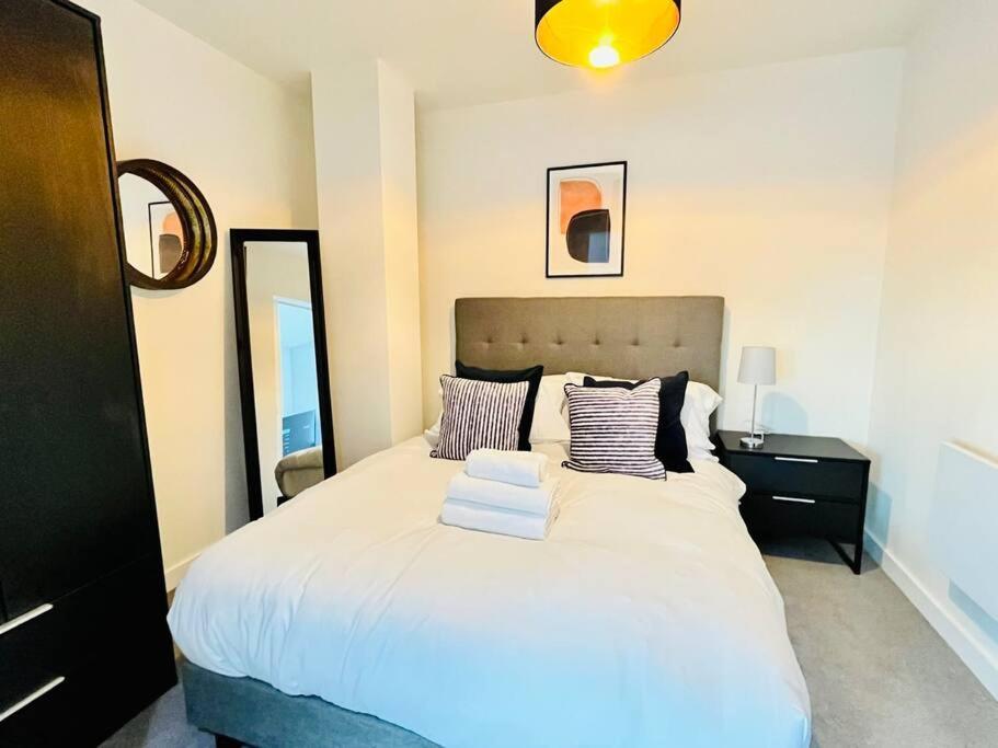 Modern One Bedroom Apartment Near Old Trafford Stadium Манчестер Экстерьер фото